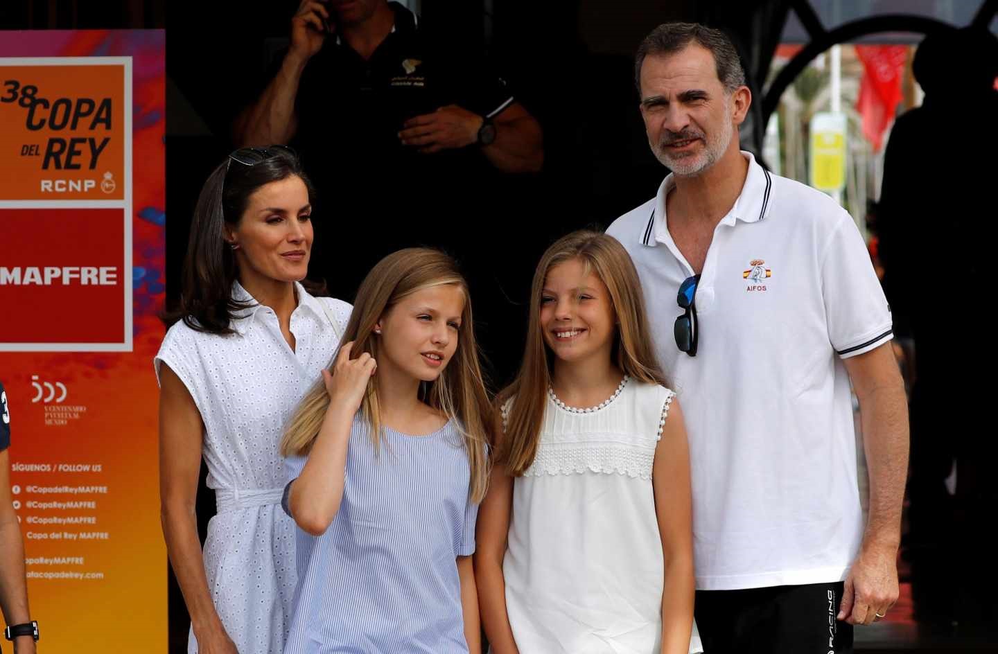 Los reyes y sus hijas hacen su primera aparición en un club náutico de Palma