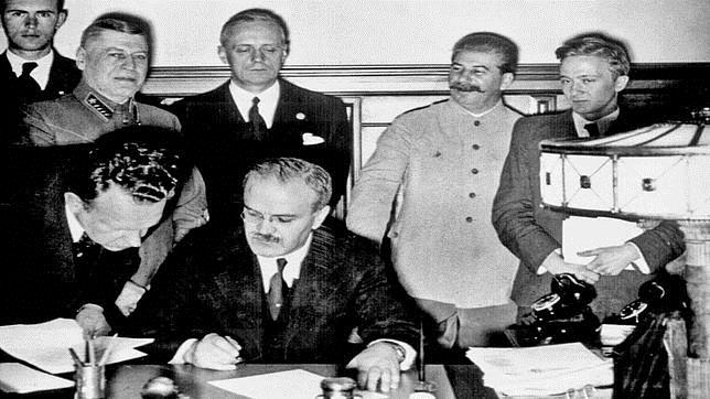 Ribbentrop-Mólotov (Stalin segundo a la derecha)
