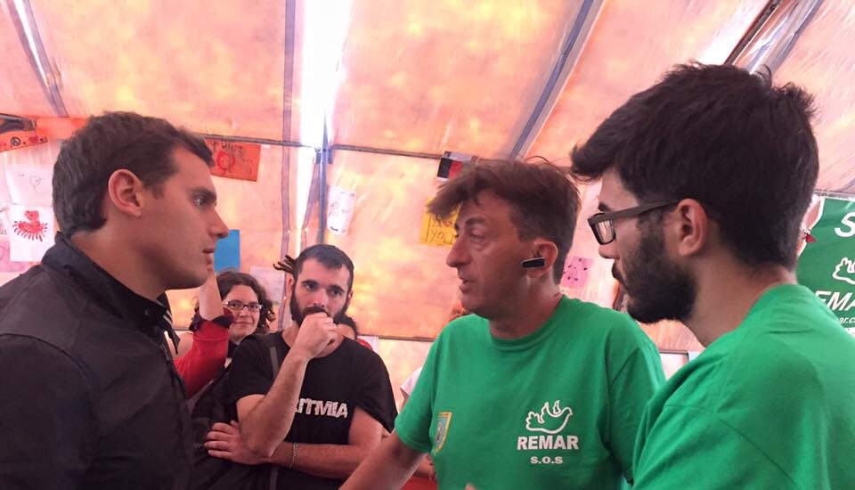 Albert Rivera viajó a Grecia en mayo de 2016 para reunirse con la ONG española Remar. Entonces pedía liderar la crisis de los refugiados.