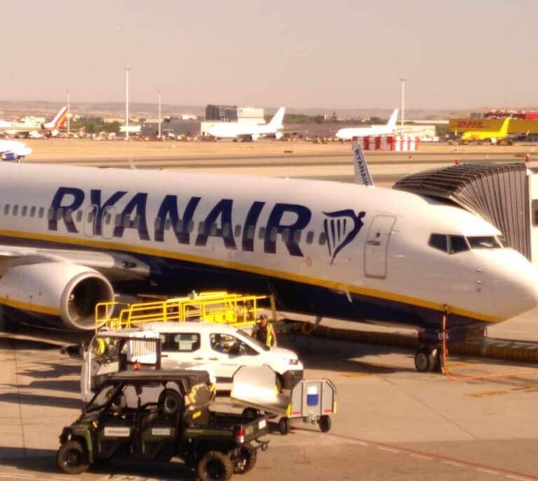 Ryanair obliga a toda la plantilla a estar tres meses en paro cada año para no cerrar la base de Girona