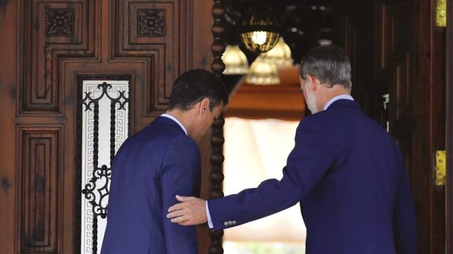 El rey Felipe VI y el presidente del Gobierno en funciones, Pedro Sánchez, en la entrada del Palacio de Marivent.