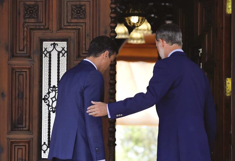 El rey Felipe VI y el presidente del Gobierno en funciones, Pedro Sánchez, en la entrada del Palacio de Marivent.