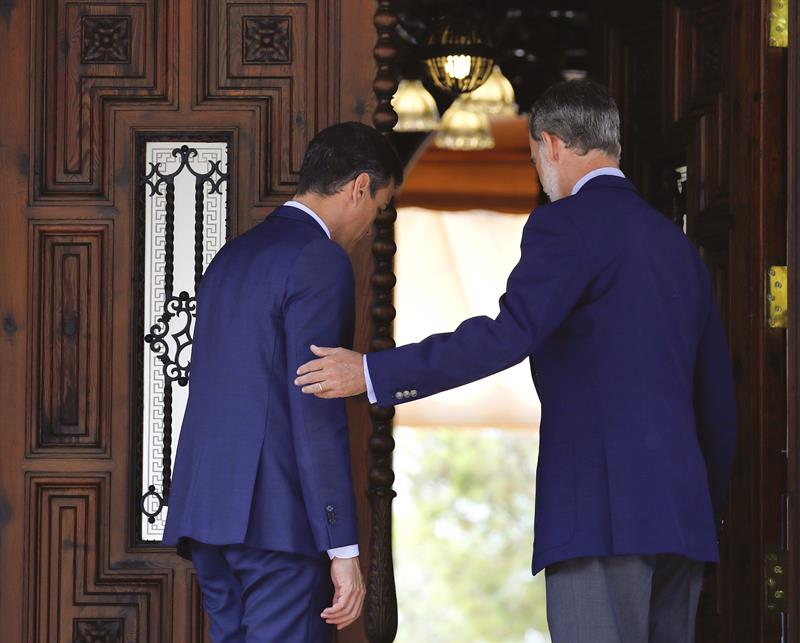 El rey Felipe VI y el presidente del Gobierno en funciones, Pedro Sánchez, en la entrada del Palacio de Marivent.