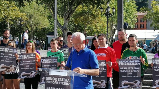 Joseba Azkarraga durante la presentación de la marcha en apoyo a los presos de ETA y en contra de su dispersión.