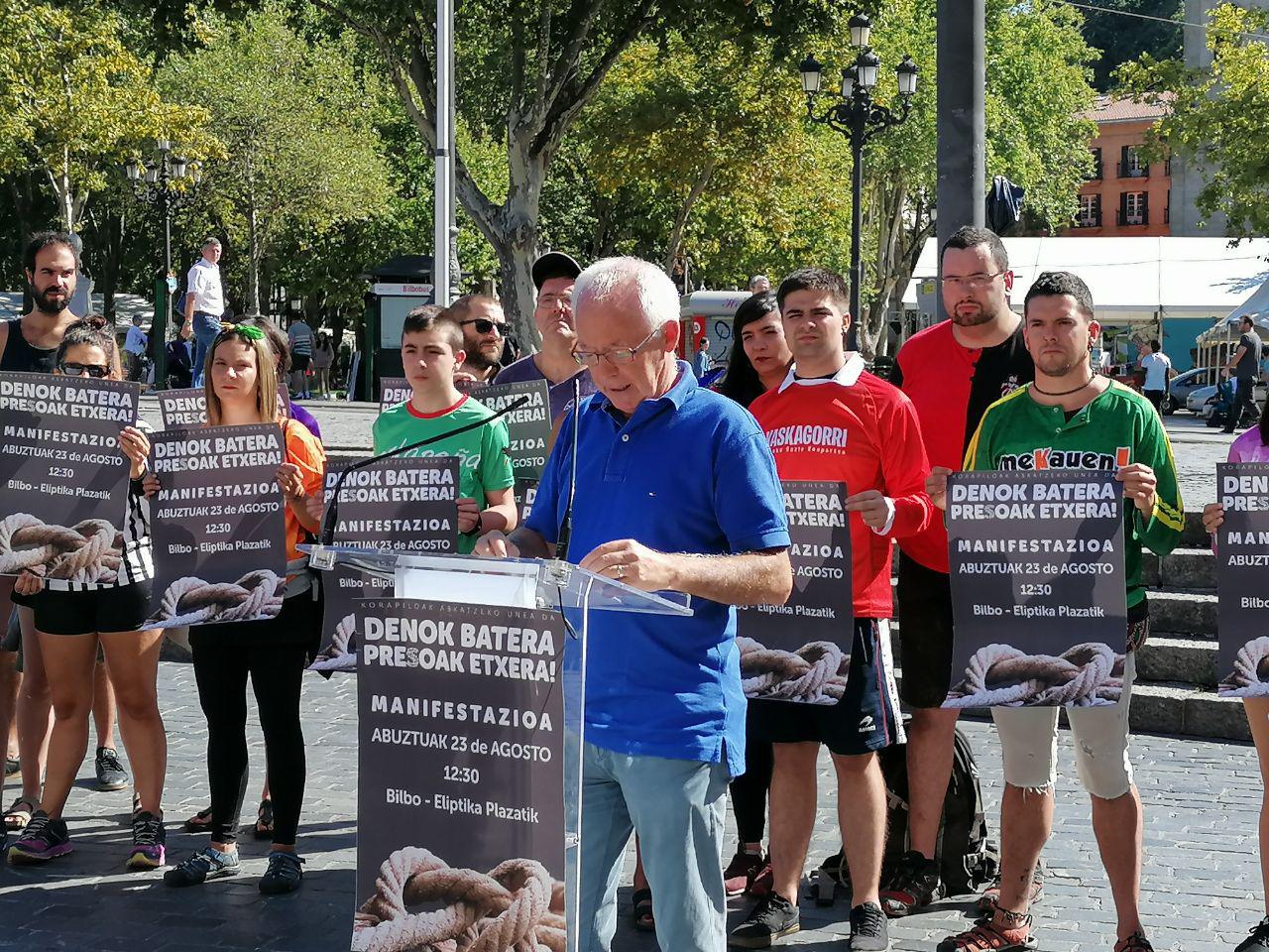 Joseba Azkarraga durante la presentación de la marcha en apoyo a los presos de ETA y en contra de su dispersión.