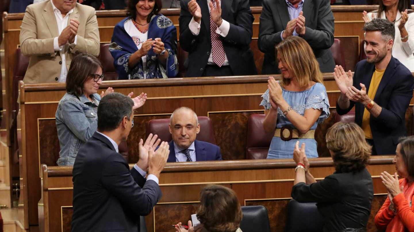 El diputado del PSOE Rafael Simancas aplaudido por sus compañeros tras su intervención en el Pleno.