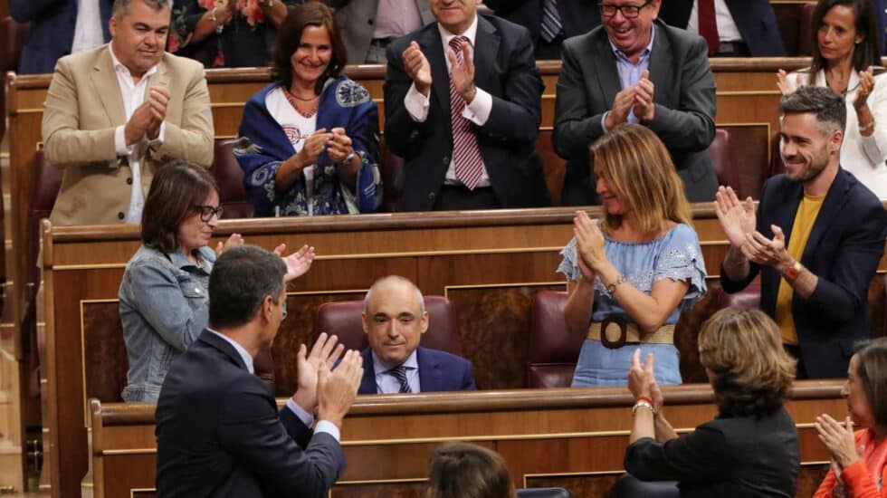 El diputado del PSOE Rafael Simancas aplaudido por sus compañeros tras su intervención en el Pleno.