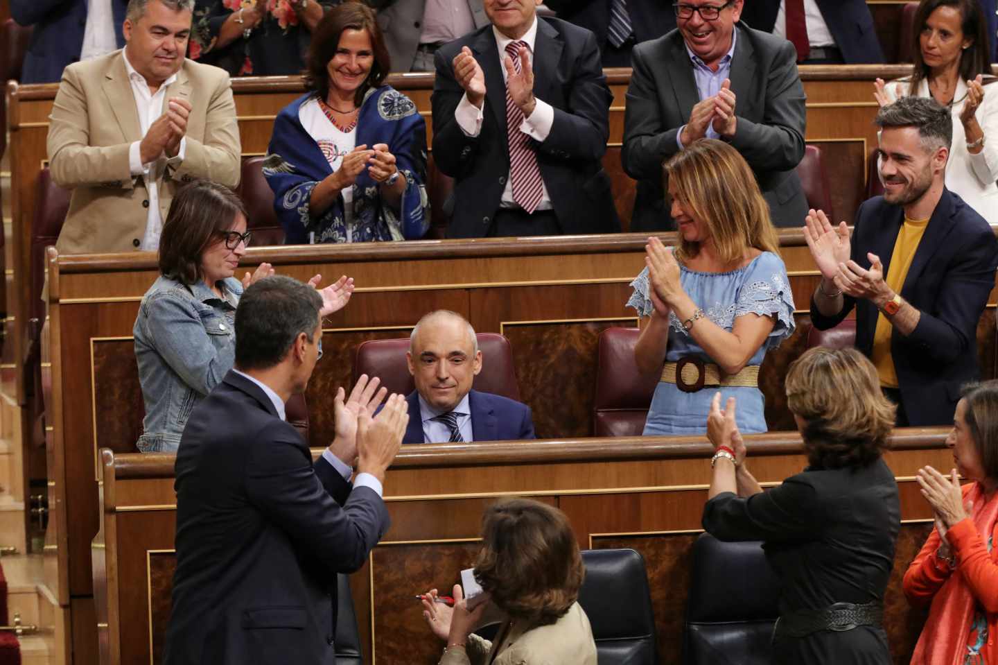 El diputado del PSOE Rafael Simancas aplaudido por sus compañeros tras su intervención en el Pleno.
