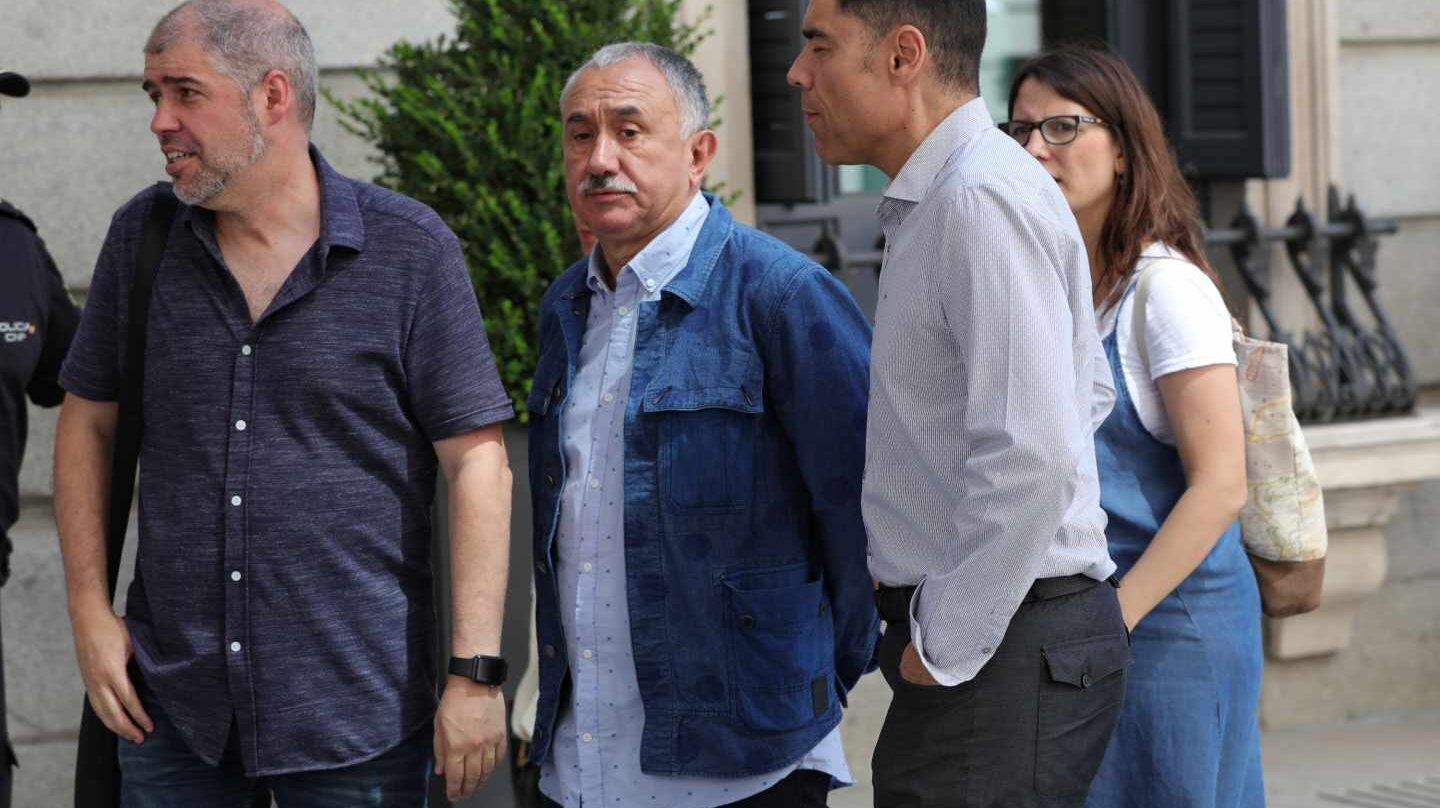 Sordo (CCOO) y Álvarez (UGT) durante la segunda votación en el Congreso de los Diputados para la investidura, finalmente fallida.