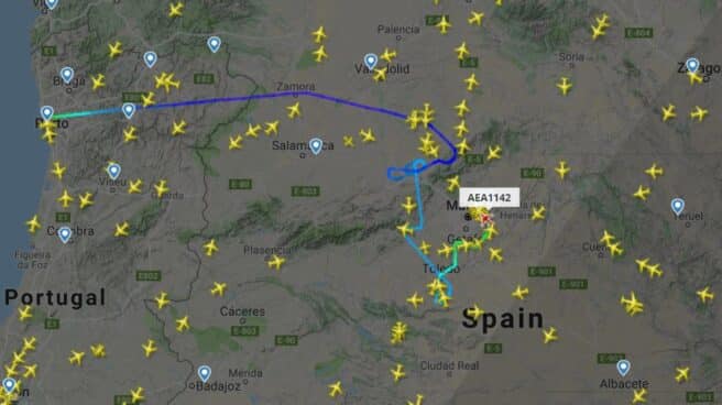 Los vuelos con destino Madrid-Barajas están teniendo que mantenerse en espera sobre el centro de la península por las fuertes tormentas en Madrid.
