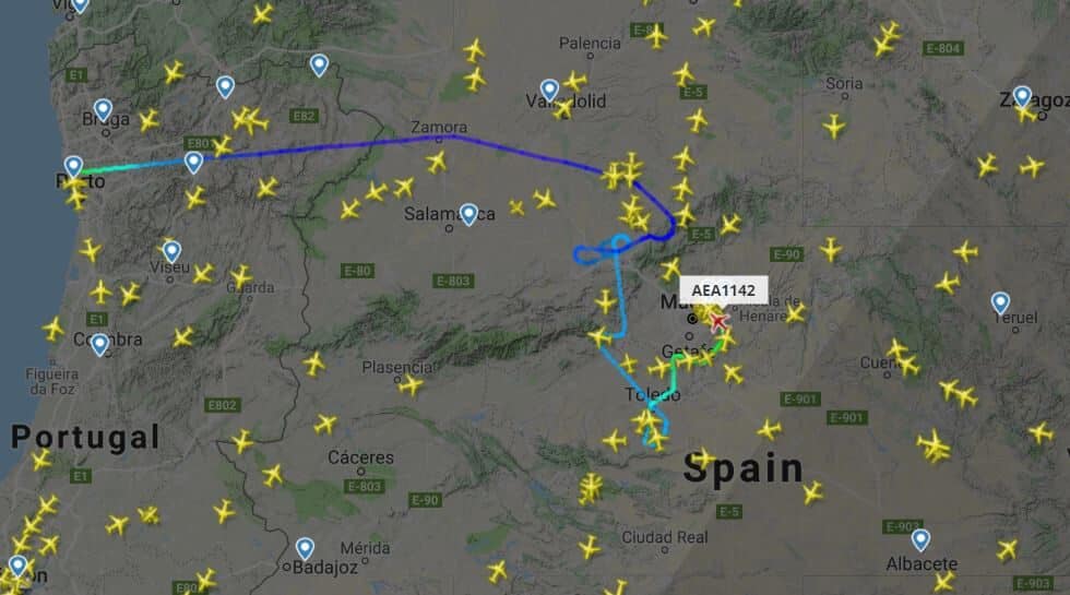 Los vuelos con destino Madrid-Barajas están teniendo que mantenerse en espera sobre el centro de la península por las fuertes tormentas en Madrid.