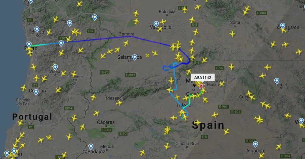 Los vuelos con destino Madrid-Barajas están teniendo que mantenerse en espera sobre el centro de la península por las fuertes tormentas en Madrid.
