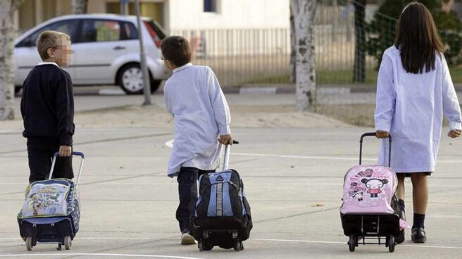 Niños asistiendo al colegio.