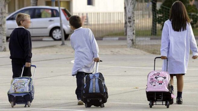 vuelta_cole Niños asistiendo al colegio.