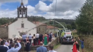 La 'agroboda' de O Pino: el enlace nupcial protagonizado por una caravana de tractores