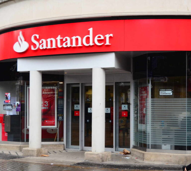 El Banco Santander despedirá a 400 empleados y dejará de conceder hipotecas en EEUU