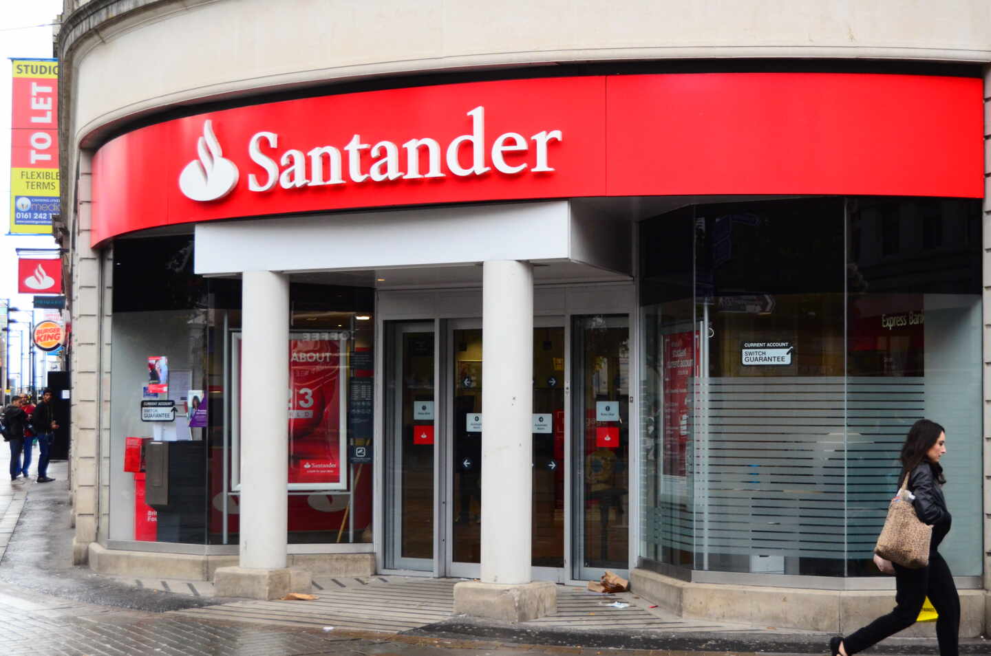 Santander asume un impacto de 1.500 millones por el deterioro de su negocio en Reino Unido.
