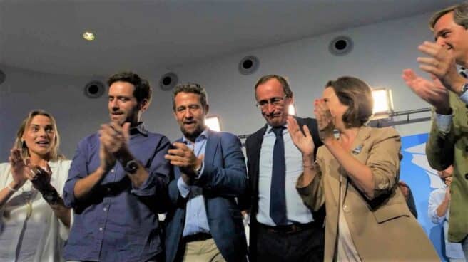 El líder del PP vasco, Alfonso Alonso, junto a Cuca Gamarra, y otro dirigentes populares vascos.