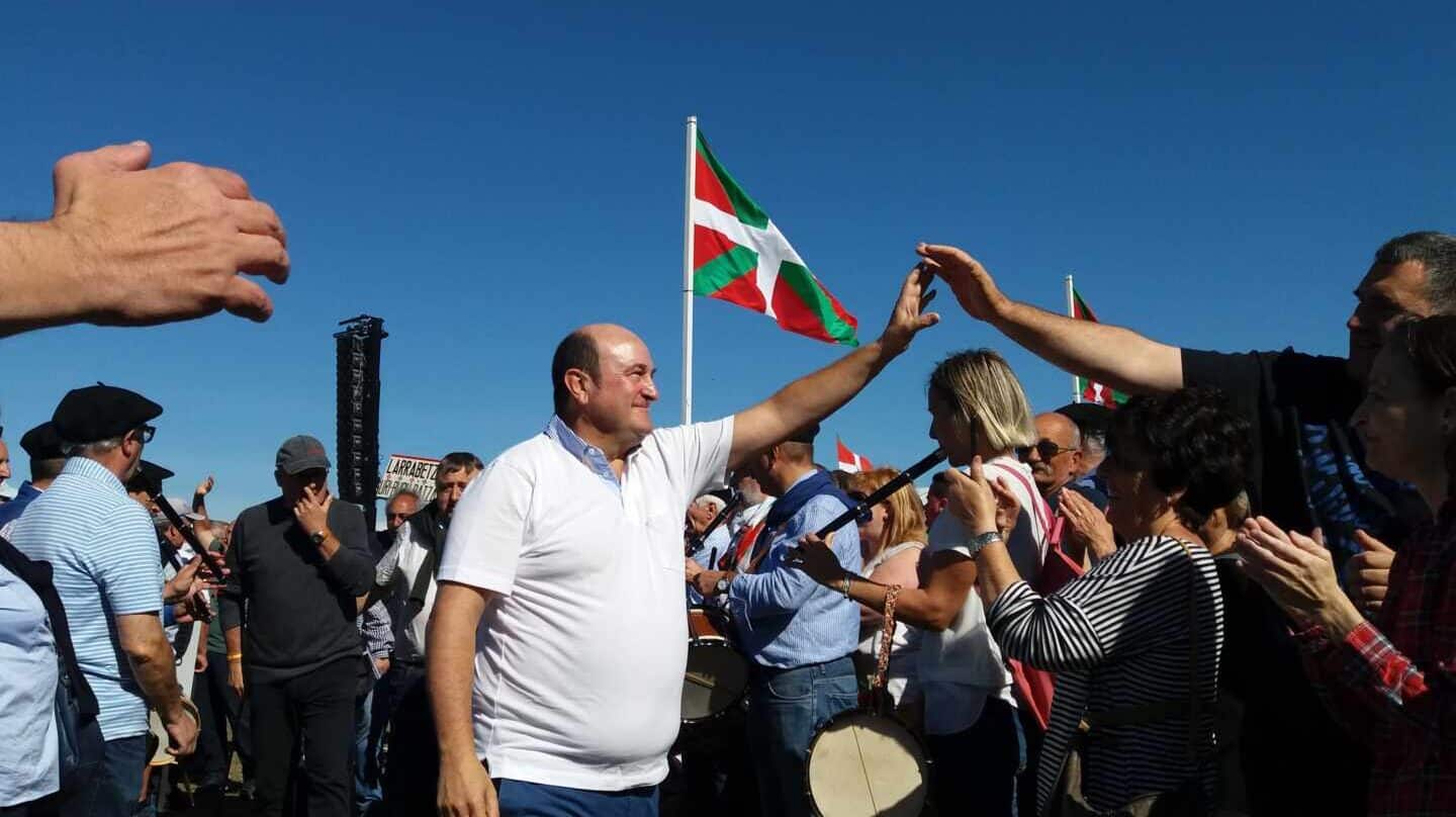 El presidente del PNV, Andoni Ortuzar, saluda a los simpatizantes, hoy en el 'Alderdi Eguna'.