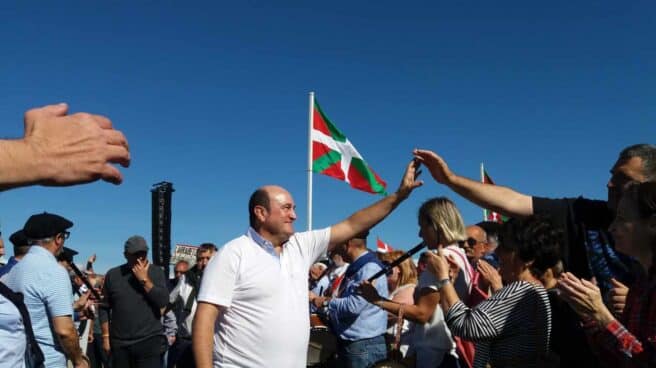 El presidente del PNV, Andoni Ortuzar, saluda a los simpatizantes, hoy en el 'Alderdi Eguna'. El presidente del PNV, Andoni Ortuzar, saluda a los simpatizantes, hoy en el 'Alderdi Eguna'.