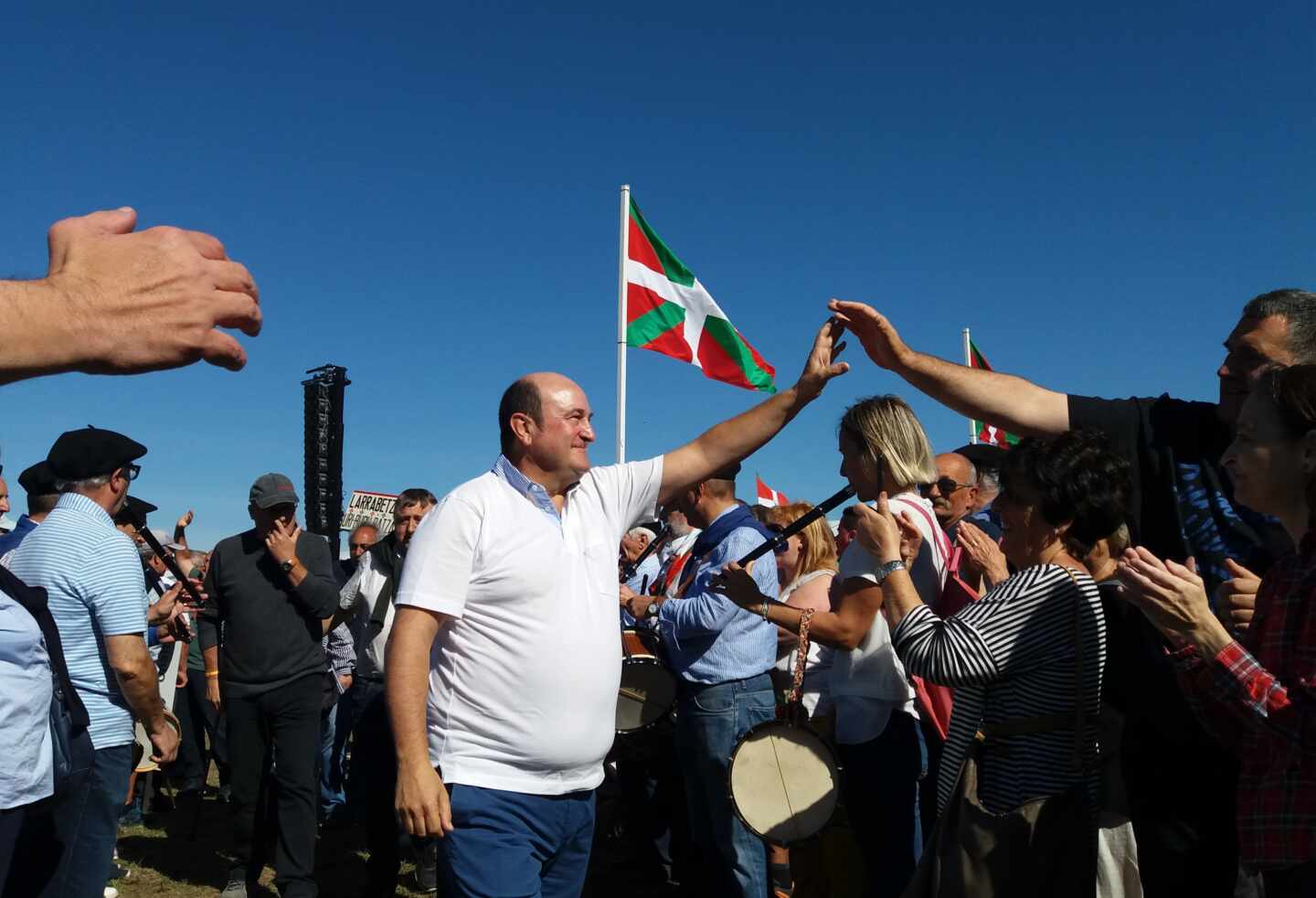 El presidente del PNV, Andoni Ortuzar, saluda a los simpatizantes, hoy en el 'Alderdi Eguna'.