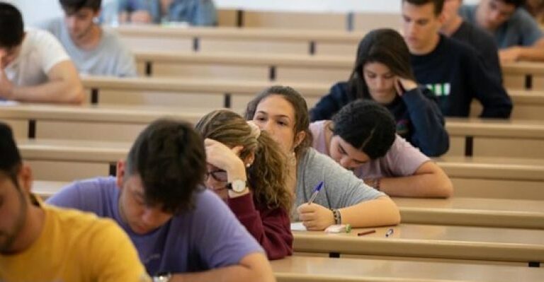 Estudiantes de Andalucía, Aragón, Cataluña y Murcia inician este martes la Selectividad