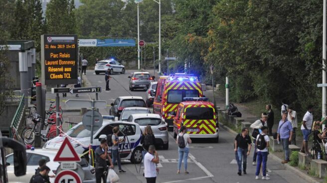 Policía francesa y efectivos de emergencias en la zona del ataque en Villeurbanne, cerca de Lyon.