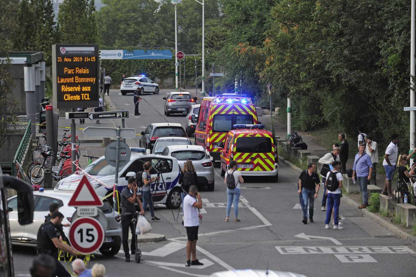 Policía francesa y efectivos de emergencias en la zona del ataque en Villeurbanne, cerca de Lyon.