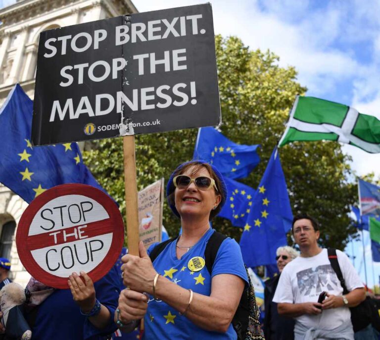 La libra se fortalece con la derrota de Boris Johnson