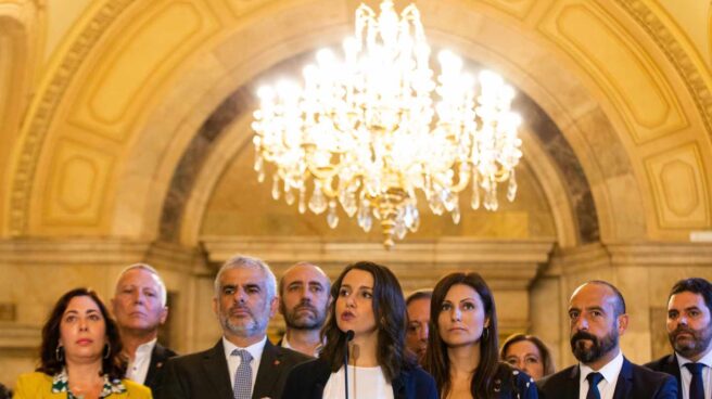 Los dirigentes de Ciudadanos Inés Arrimadas (c), Carlos Carrizosa (3i) y Lorena Roldán (3d)