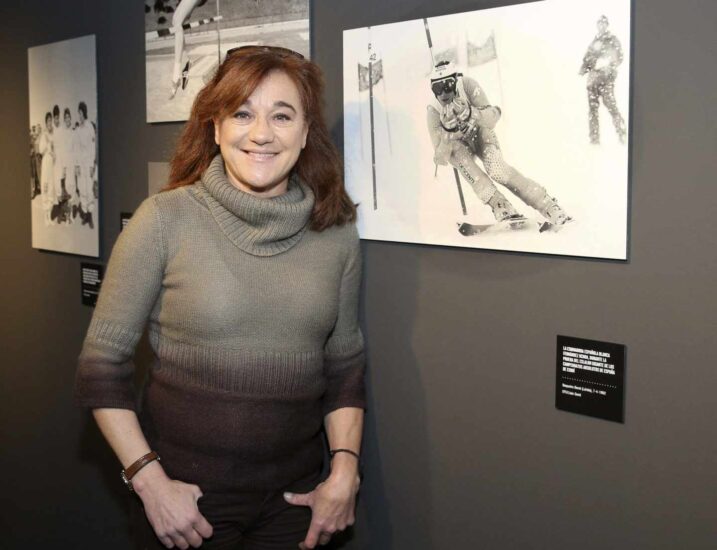 Blanca Fernández Ochoa junto a una fotografía suya