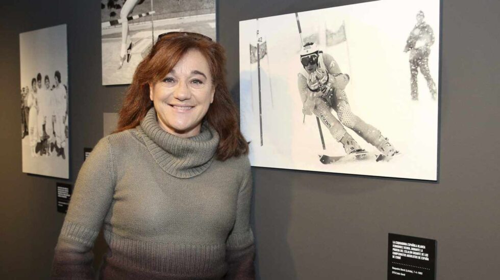 Blanca Fernández Ochoa junto a una fotografía suya