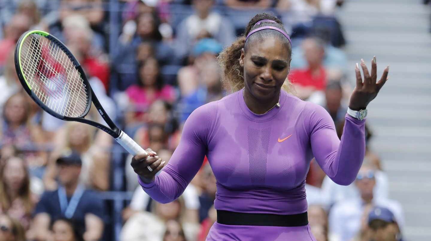 Serena Williams se lamenta durante la final ante Andreescu