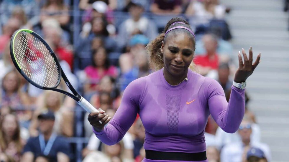 Serena Williams se lamenta durante la final ante Andreescu