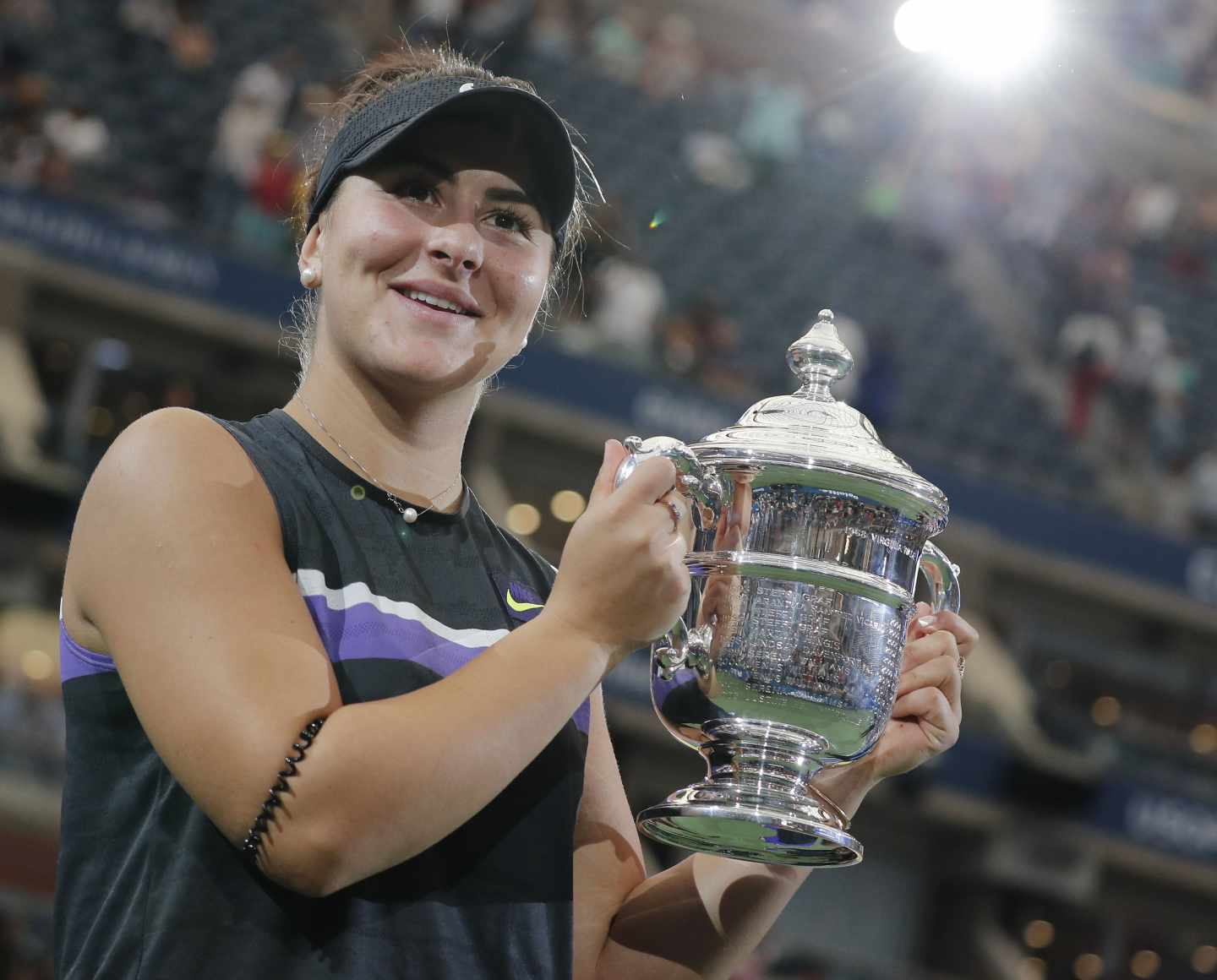 Andreescu sostiene la copa de campeona