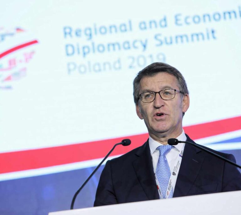 Feijóo pide a Sánchez que ofrezca una "gran coalición" al PP si no se fía de Podemos