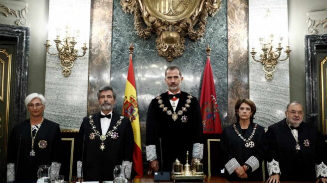 El rey Felipe VI, el presidente del Tribunal Supremo, Carlos Lesmes, la fiscal general del Estado, María José Segarra, y la ministra de Justicia en funciones Dolores Delgado.