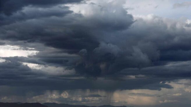 Lluvias esta semana en la Comunidad Valenciana. Playa de la Malvarrosa con la sierra de la Calderona al fondo, este martes.