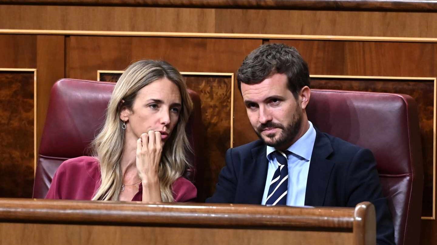 El líder del PP, Pablo Casado, junto a la portavoz, Cayetana Álvarez de Toledo, en el Congreso de los Diputados.