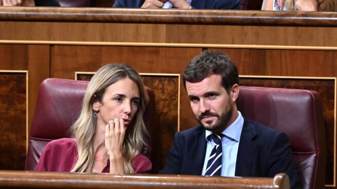 El líder del PP, Pablo Casado, junto a la portavoz, Cayetana Álvarez de Toledo, en el Congreso de los Diputados.