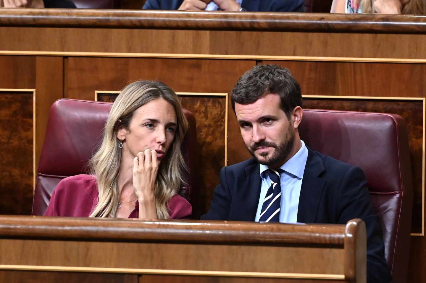 El líder del PP, Pablo Casado, junto a la portavoz, Cayetana Álvarez de Toledo, en el Congreso de los Diputados.