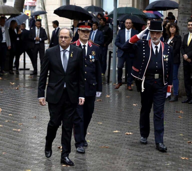 Los Mossos acusan de desorden público a las personas que han puesto el himno español en el acto de Torra