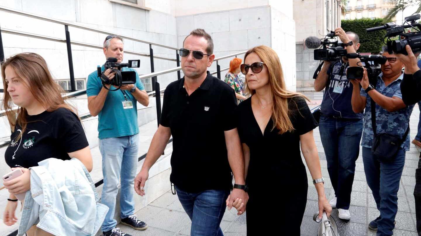 Llegada a la Audiencia de Almería del hermano del padre de Gabriel acompañado por su mujer
