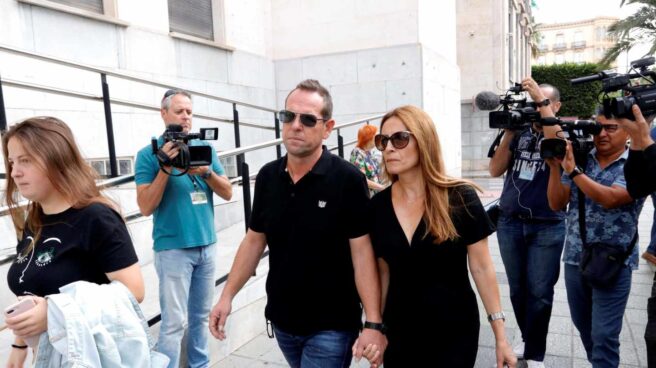 Llegada a la Audiencia de Almería del hermano del padre de Gabriel acompañado por su mujer