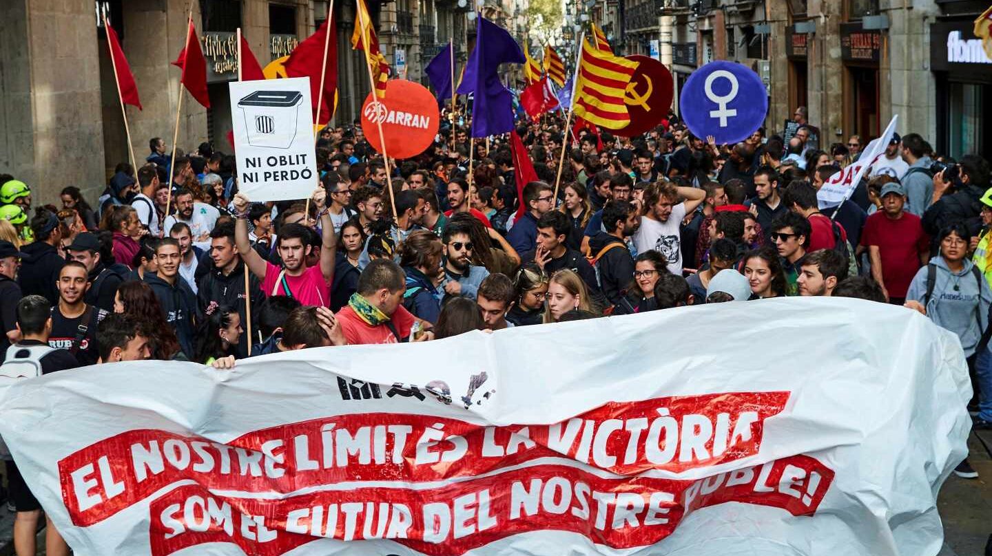 Numerosos manifestantes convocados por Arran recorren las calles de la ciudad condal tras el acto de homenaje a Gustau Muñoz,