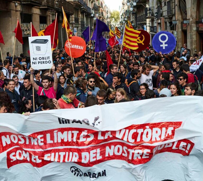 Arran quema imágenes de Felipe VI y jueces en una manifestación de la Diada