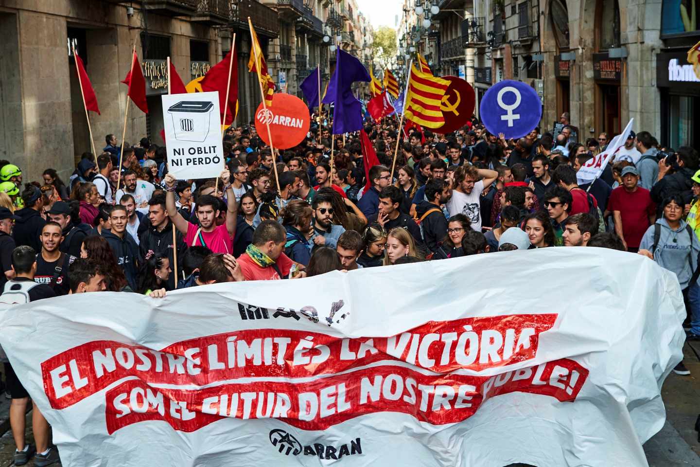 Numerosos manifestantes convocados por Arran recorren las calles de la ciudad condal tras el acto de homenaje a Gustau Muñoz,