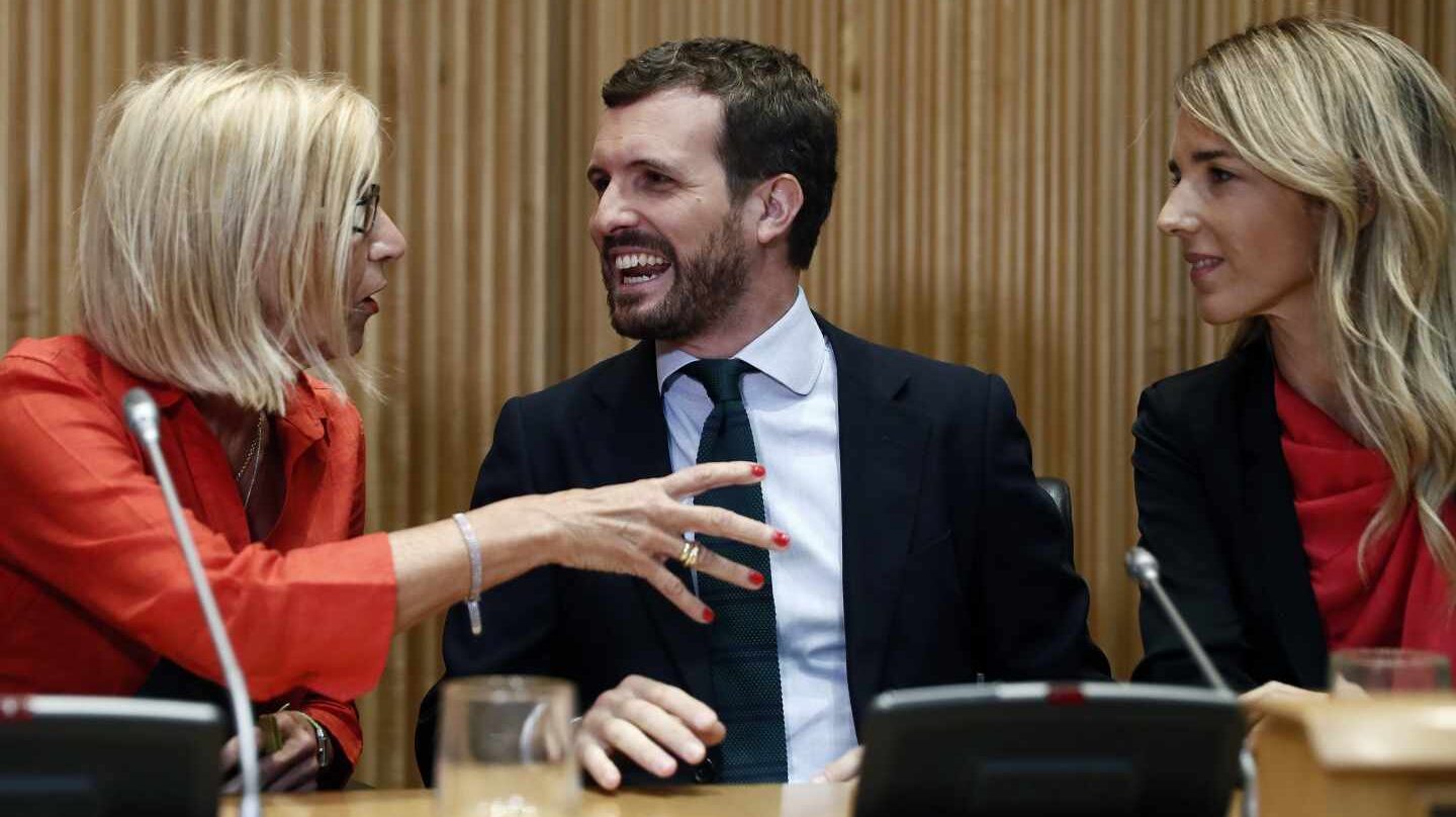 El presidente del PP, Pablo Casado, conversa con la fundadora de UPyD, Rosa Díez, y la portavoz del PP en el Congreso, Cayetana Álvarez de Toledo.