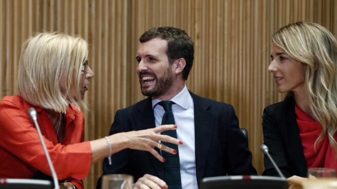 El presidente del PP, Pablo Casado, conversa con la fundadora de UPyD, Rosa Díez, y la portavoz del PP en el Congreso, Cayetana Álvarez de Toledo.