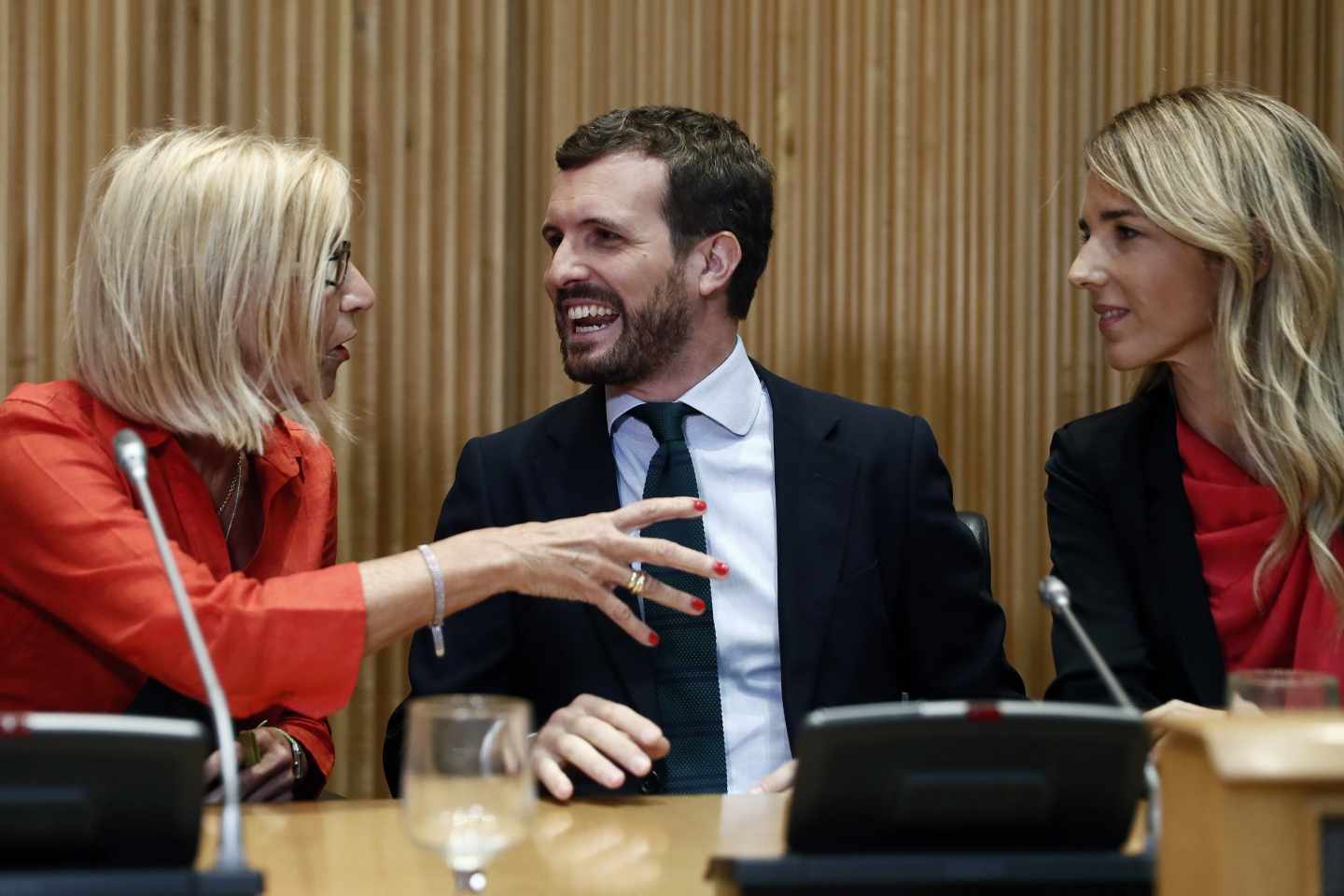 El presidente del PP, Pablo Casado, conversa con la fundadora de UPyD, Rosa Díez, y la portavoz del PP en el Congreso, Cayetana Álvarez de Toledo.